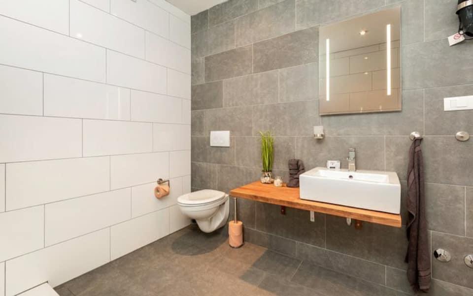 Renovation Zürich — frisch saniertes Badezimmer aus der Totalsanierung eines Einfamilienhauses in Buchs ZH